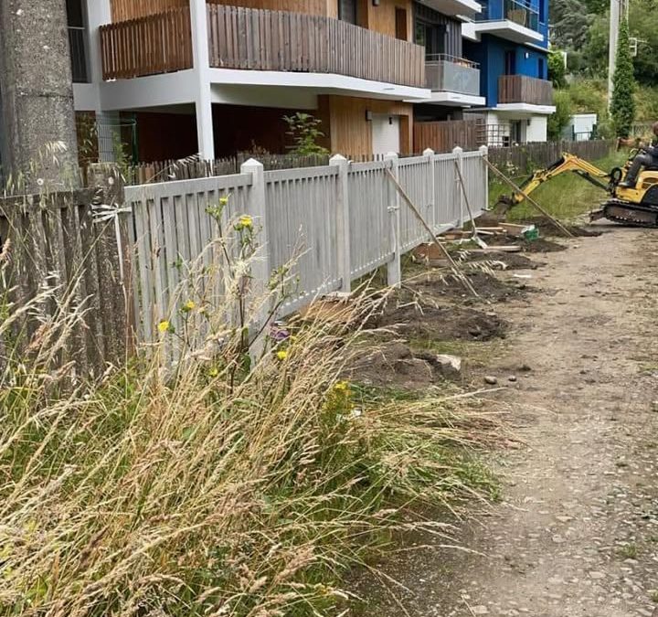 LOGIS BRETON ACADIE QUIMPER  nous remettons en place la clôture…